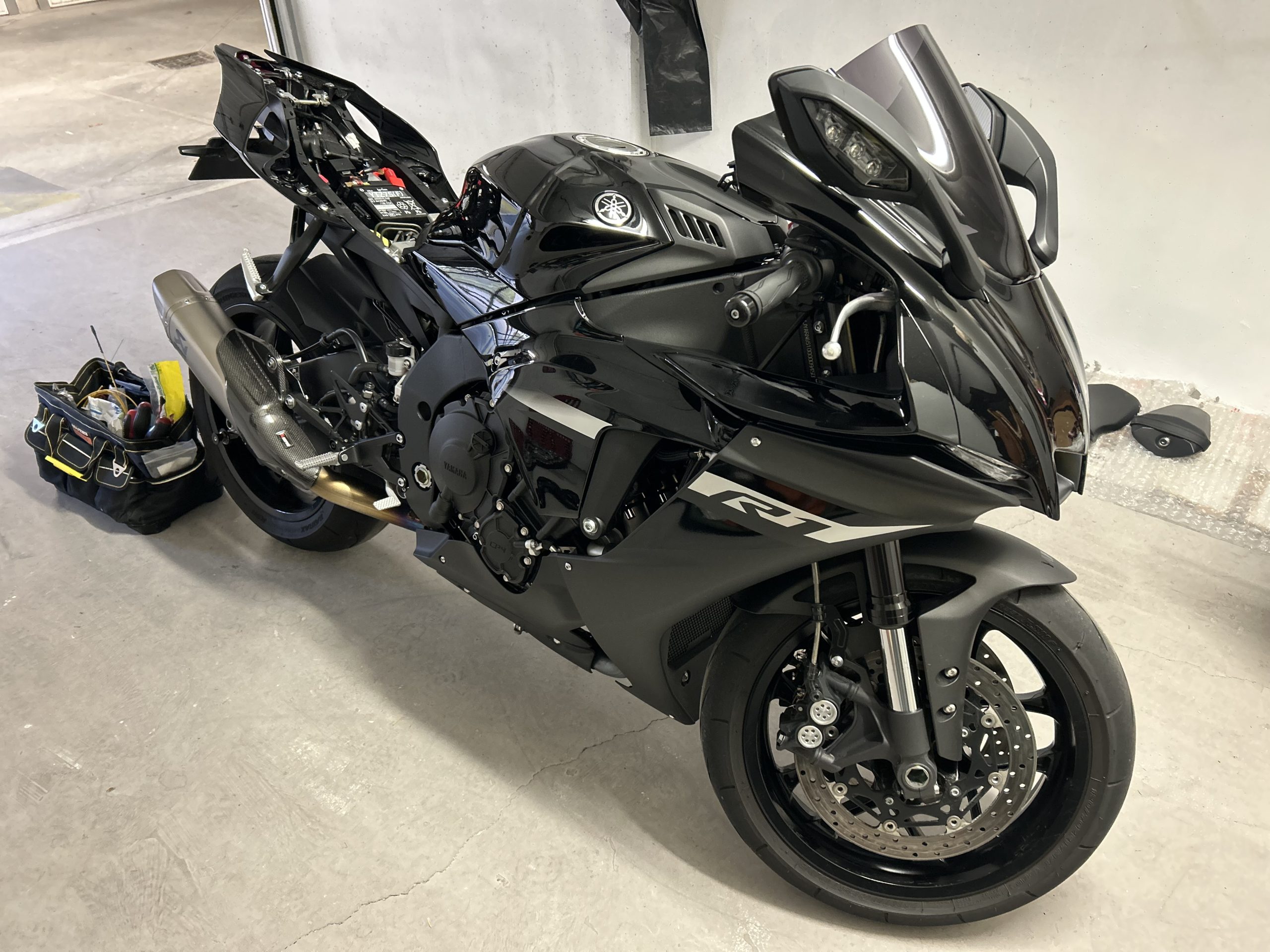 Installation feux additionnels LED et tracker GPS sur moto Yamaha R1