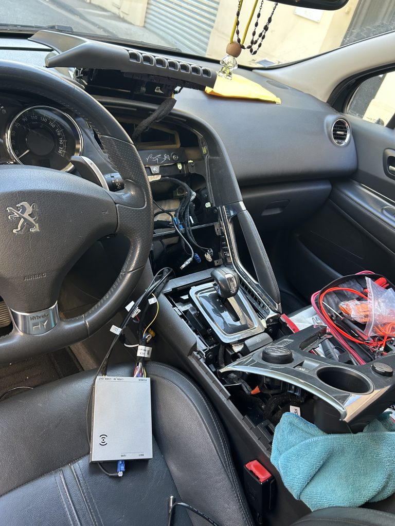 Installation Apple CarPlay & Android Auto sur Peugeot 3008 à Marseille : Modernisez votre Écran d'Origine Demontage console et cablage boitier CarPlay Peugeot 3008 Marseille Crocotech13
