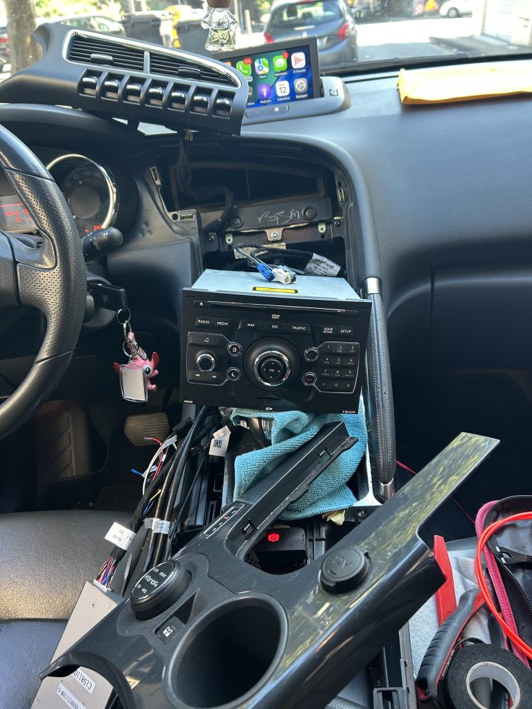 Installation Apple CarPlay & Android Auto sur Peugeot 3008 à Marseille : Modernisez votre Écran d'Origine Raccordement faisceau autoradio origine CarPlay Peugeot 3008 Marseille