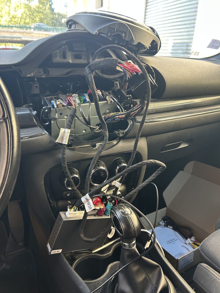 Demontage console centrale et cablage module CarPlay Mini Cooper Marseille Crocotech13